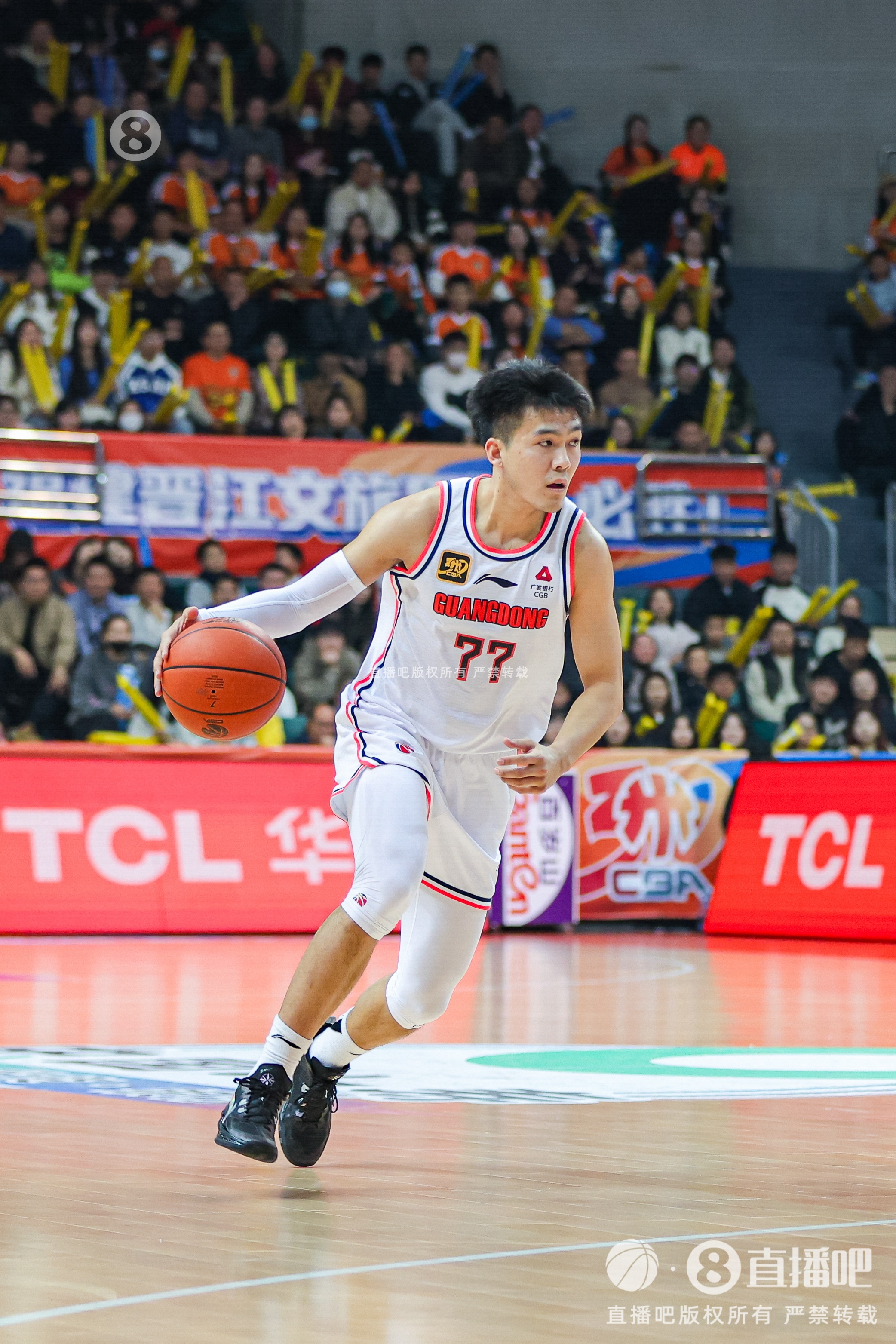 成都的王！广东男篮更新国内球员注册名单：黄荣奇不在列