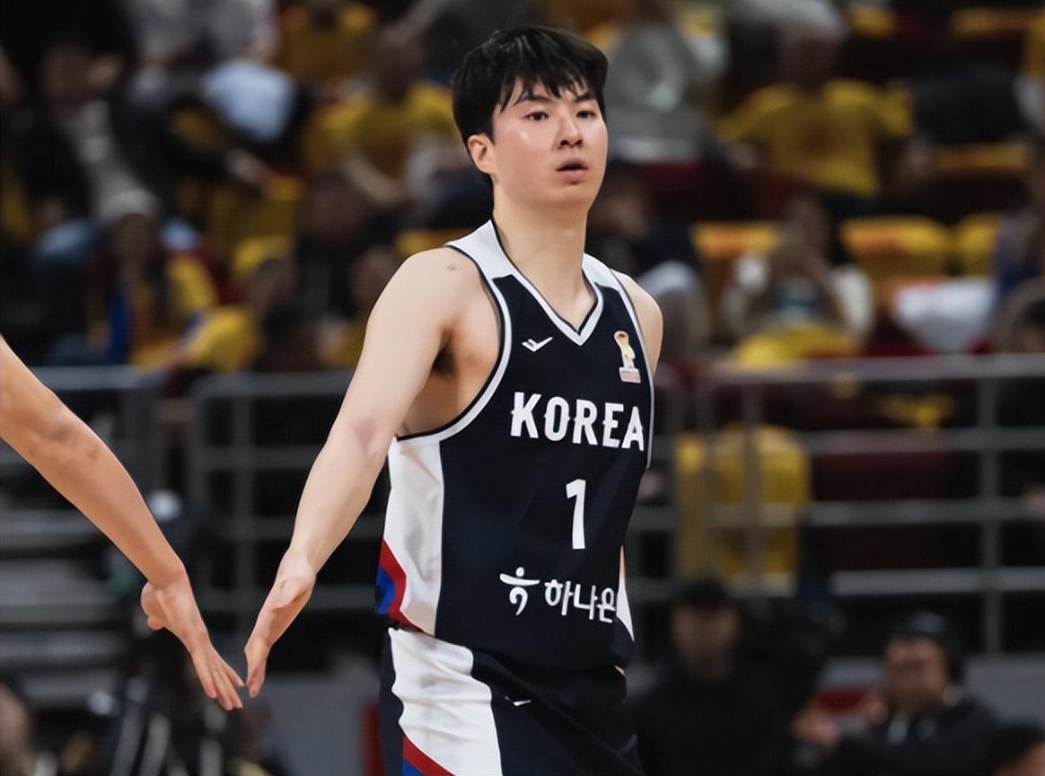 开云网站-世预赛迎来关键转折！中国男篮连获三个好消息，赢球直接升至第二